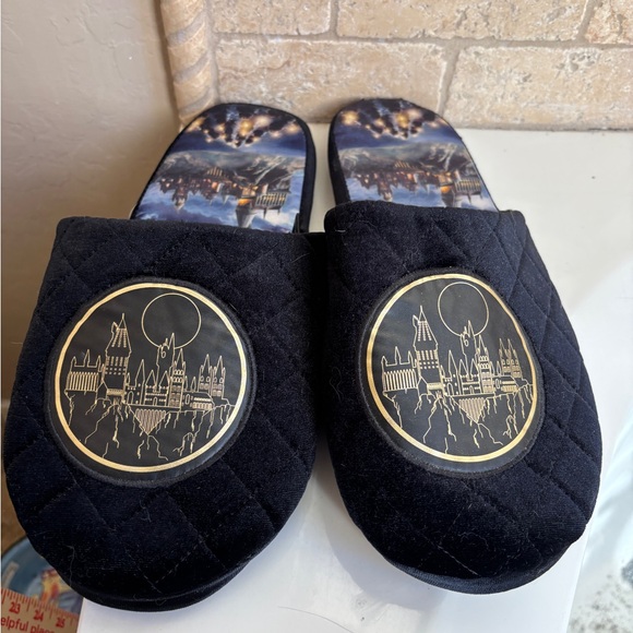 Wizarding World Of Harry Potter Shoes - Harry Potter Black Slippers w Hogwarts Logo Size Large/X-Large 10-12